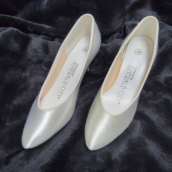 DYEABLES by EMERALD CITY ♡ Gorgeous Vintage CHERISH WHITE SATIN Heels 5 - Picture 2 of 16